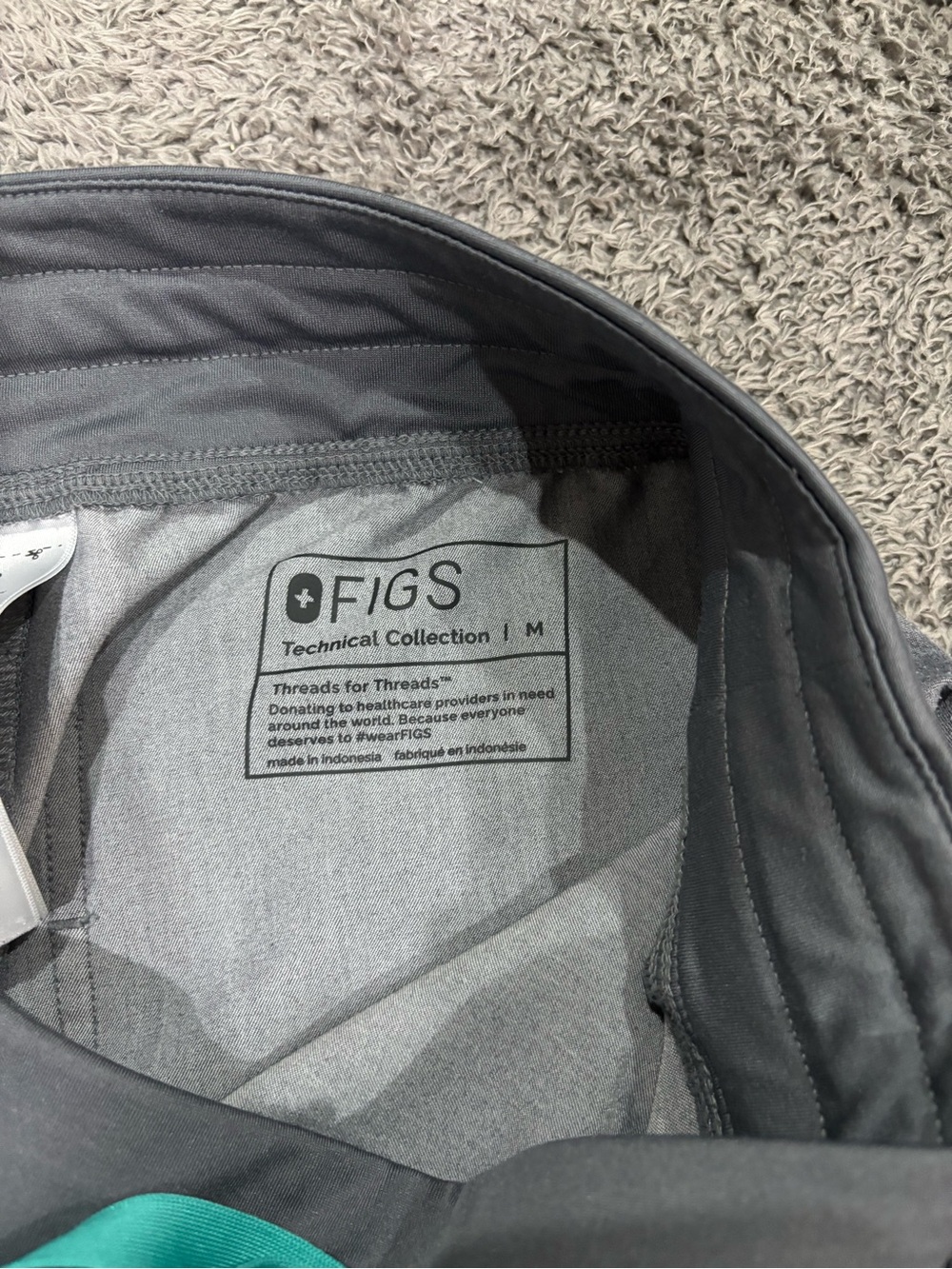 Medium FIGS Graphite Scrub Set - Picture 7 of 10